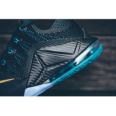 Lebron XII Low "SVSM" (070/negro/metalic gold/radant esmeralda)