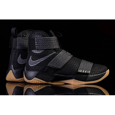 LeBron Soldier 10 SFG "Black Gum" (009/black/mtlc dunkelgrau/gum gelb)