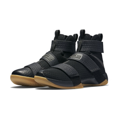 LeBron Soldier 10 SFG "Black Gum" (009/black/mtlc dunkelgrau/gum gelb)