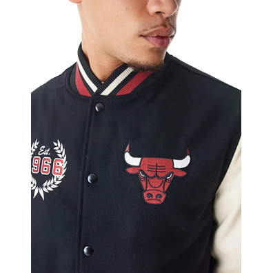 Neue Era NBA Chicago Bulls INJ Lifestyle Varsity Jacke "Schwarz "