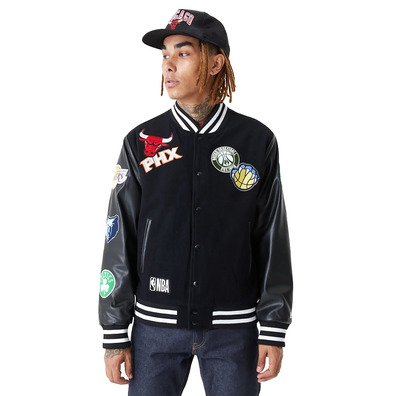 Neu Era NBA Team All Over Badge Varsity Jacke