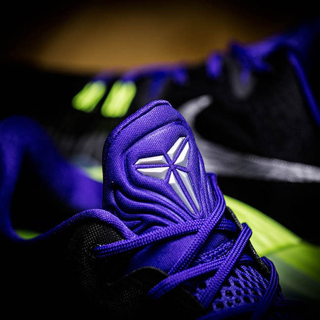 Zoom Kobe Venomenon 5 "Joker Noir" (005/black/met silver/purple/volt)