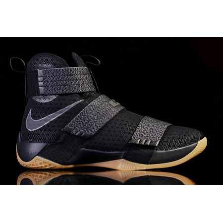 LeBron Soldier 10 SFG "Black Gum" (009/black/mtlc dunkelgrau/gum gelb)