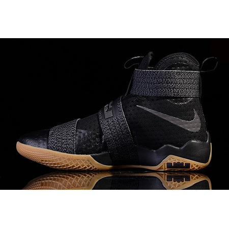 LeBron Soldier 10 SFG "Black Gum" (009/black/mtlc dunkelgrau/gum gelb)