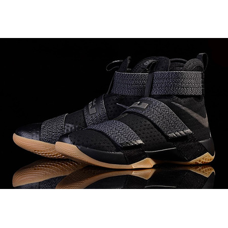 LeBron Soldier 10 SFG "Black Gum" (009/black/mtlc dunkelgrau/gum gelb)