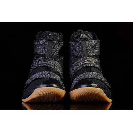 LeBron Soldier 10 SFG "Black Gum" (009/black/mtlc dunkelgrau/gum gelb)