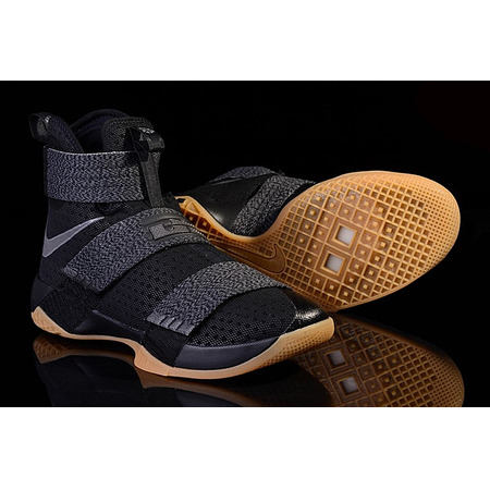 LeBron Soldier 10 SFG "Black Gum" (009/black/mtlc dunkelgrau/gum gelb)