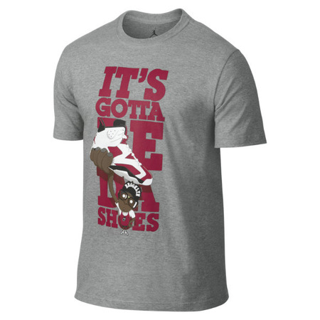 Camiseta Jordan "It\\'s Gotta Be Da Shoes" (063/gris/carmín)