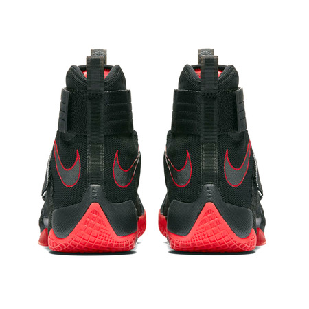 LeBron Soldier 10 SFG "Bulls" (060/schwarz/rot/schwarz)