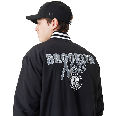 Neue Era NBA Brooklyn Nets Team Script Bomber Jacke