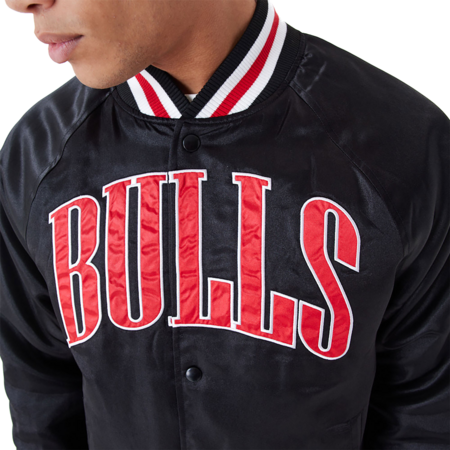 Neue Era NBA Chicago Bulls Applique Satin Bomber Jacke