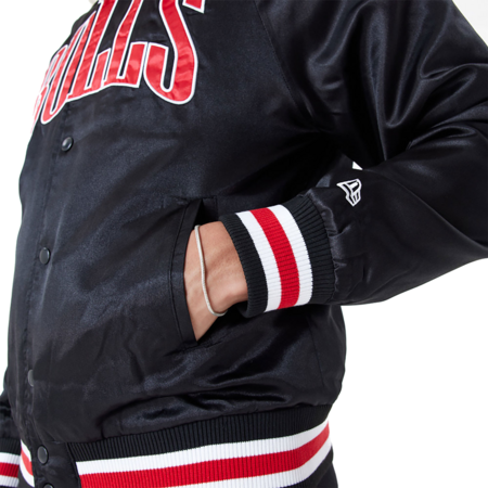 Neue Era NBA Chicago Bulls Applique Satin Bomber Jacke