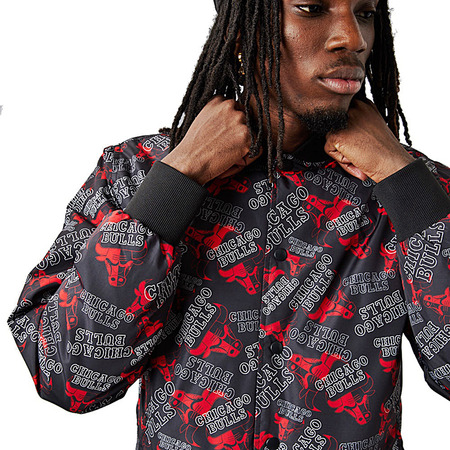 Neue Era NBA Chicago Bulls Team Alle Over Print Bomber Jacket