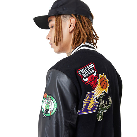 Neu Era NBA Team All Over Badge Varsity Jacke