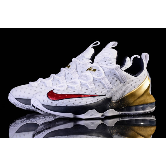 Lebron XIII Low "USA" (164/white/Universität rot/obsidian)