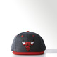 Adidas Original NBA Gorra Bulls Fitted (gris/rojo)